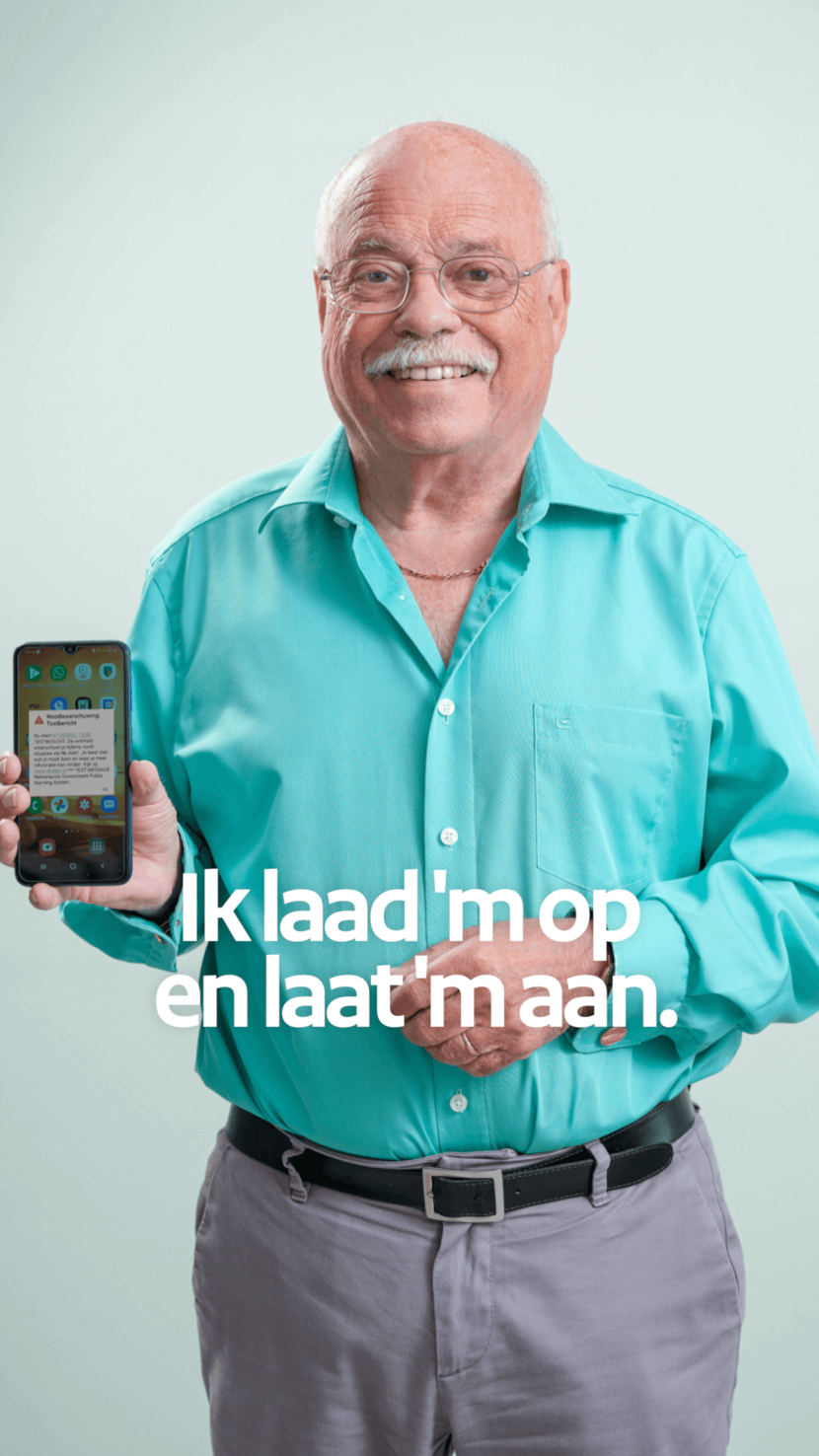 Meneer houdt zijn telefoon omhoog