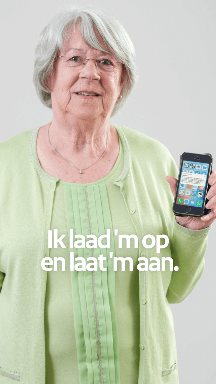 Mevrouw houdt haar telefoon omhoog