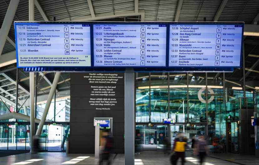 Schermen met reisinformatie op station.