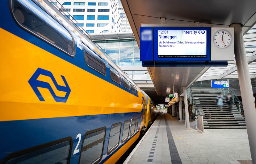 Stilstaande trein bij perron op station.