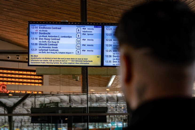 Een NL-Alert is zichtbaar op een bord met reisinformatie van de NS