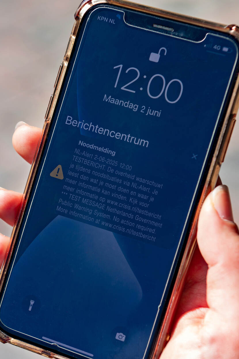 Een iphone met daarop het NL-Alert testbericht van juni 2025