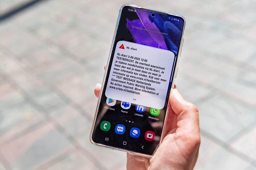 Een telefoon met daarop het NL-Alert testbericht van 2 juni 2025