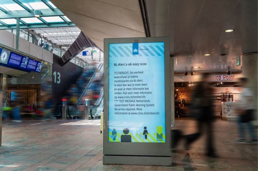 Een digitaal reclame bord met daarop het NL-Alert testbericht van 2 juni 2025