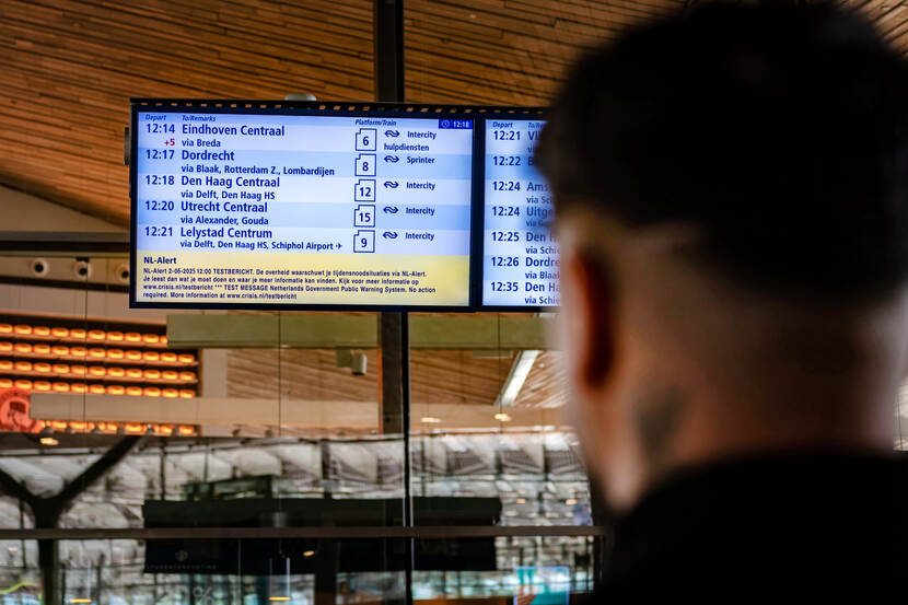 Een reisbord van de NS met daarop het NL-Alert testbericht van 2 juni 2025